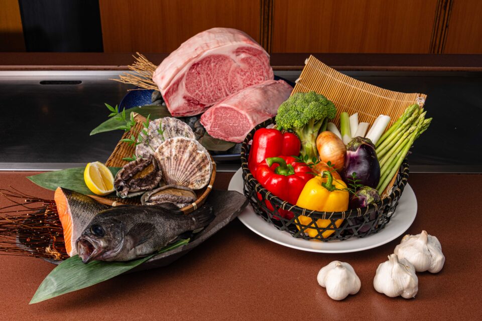 有頭海老や鮑などの厳選食材を<br />
アラカルトメニューでご用意しています。