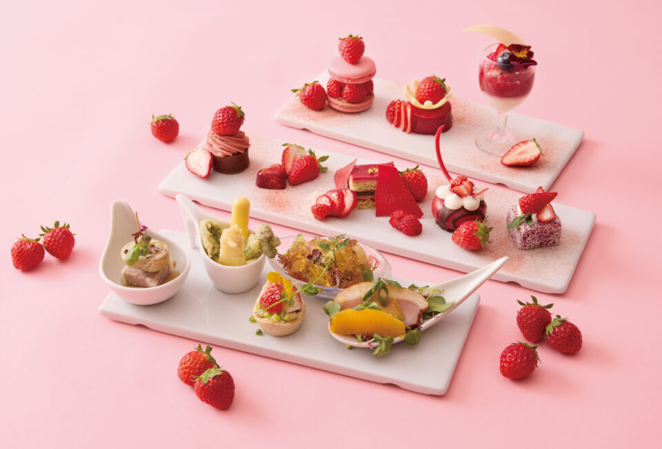 【3月1日(日)より】<br />
Strawberry Afternoon Tea<br />
苺の魅力を重ねた至福のアフタヌーンティー